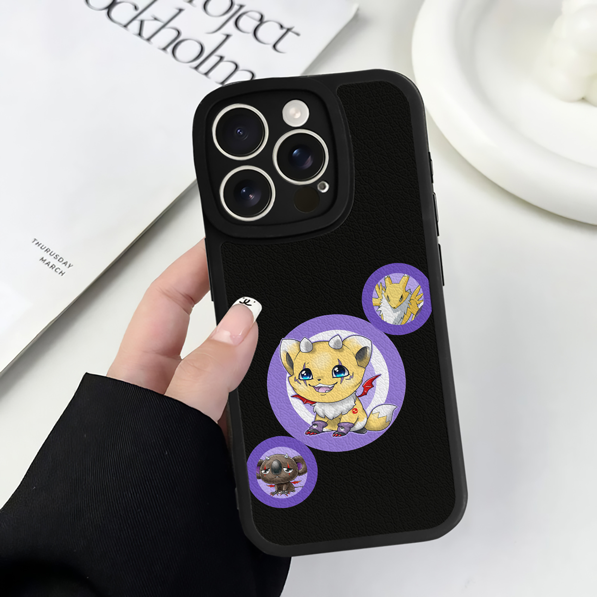 （画像用） Digimon デジタルモンスター/デジモン 【iPhone 16シリーズ対応】シリコンスマホケース（レザー調） 材質：シリコン